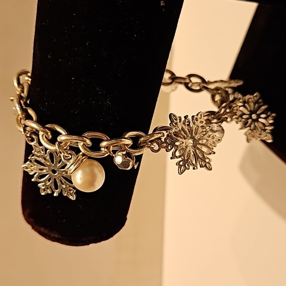 AVON Snowflake Silvertone 7.5" Bracelet - Picture 3 of 9